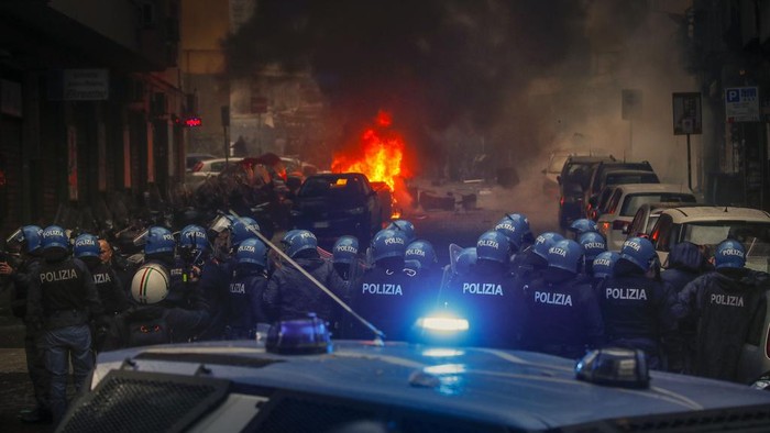 Kerusuhan terjadi jelang laga Napoli vs Eintracht Frankfurt di Kota Naples, Rabu (15/3) waktu setempat. Pendukung Eintracht Frankfurt membakar mobil polisi.