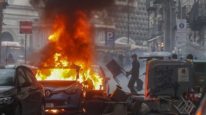 Rusuh! Suporter Eintracht Frankfurt Bakar Mobil Polisi di Naples Kerusuhan terjadi jelang laga Napoli vs Eintracht Frankfurt di Kota Naples, Rabu (15/3) waktu setempat. Pendukung Eintracht Frankfurt membakar mobil polisi.