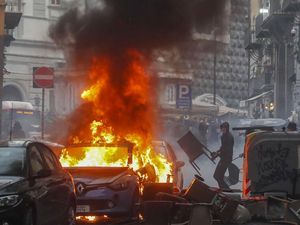 Rusuh! Suporter Eintracht Frankfurt Bakar Mobil Polisi di Naples