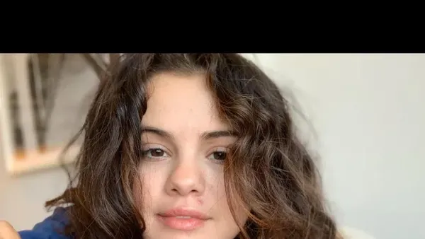 7 Foto Selena Gomez Tanpa Makeup, Foto Selfienya Viral