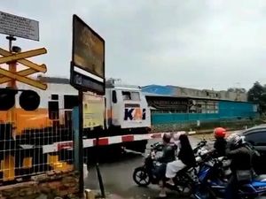 Emak-emak Nekat Terobos Palang Rel, Jatuh Sesaat Sebelum Kereta Lewat