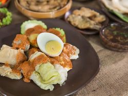 Nyamm! Ini 5 Tempat Makan Siomay yang Bertahan Puluhan Tahun