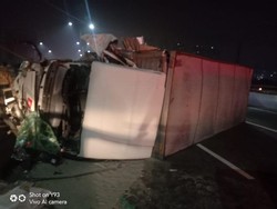Tabrakan Truk Pasir Vs Mobil Boks, Lalin Tol Priok-Cawang Macet 1 Km