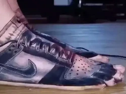 Pria Ini Bikin Tato di Kaki Gambar Nike Jordan, Rela Kesakitan 8 Jam