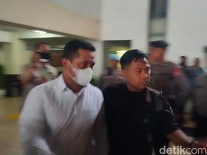 Hakim Bebaskan AKP Bambang di Tragedi Kanjuruhan: Angin Ubah Arah Gas Air Mata Hakim Bebaskan AKP Bambang di Tragedi Kanjuruhan: Angin Ubah Arah Gas Air Mata