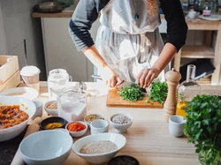 Terpaksa Makan Masakan Ibu Meski Kenyang, Alasan Netizen Bikin Sedih