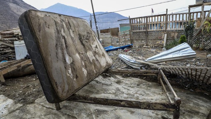 Angin topan disertai hujan lebat membuat banjir besar di beberapa wilayah Peru. Akibatnya 8 orang dilaporkan meninggal dunia dan ratusan rumah rusak.