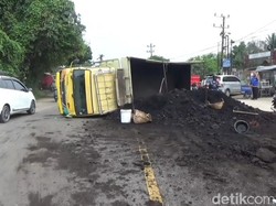 Truk Batu Bara Terguling, Jalan di Jambi Macet Lagi