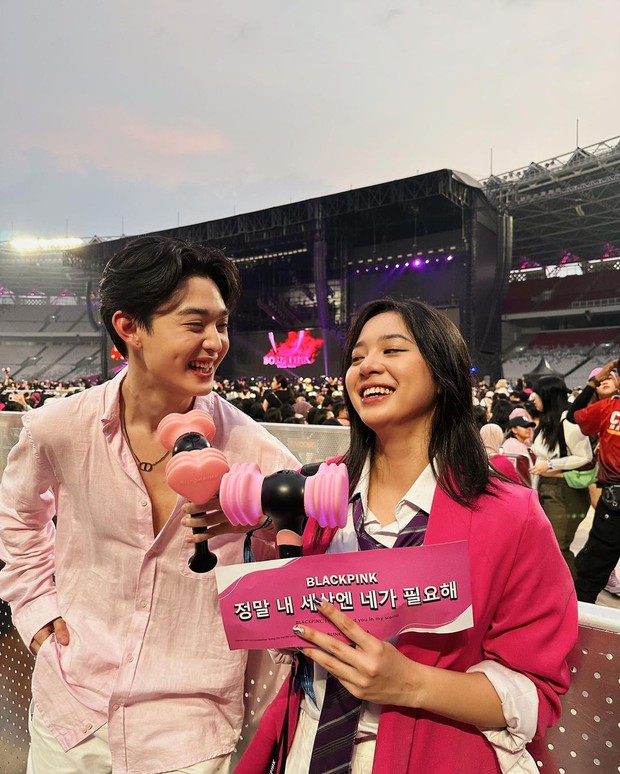 Zee JKT48 dan Phrrince/ Foto: Instagram/ Zee JKT48 dan Phrrince di konser BLACKPINK