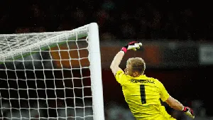 Ramsdale Sudah Mengudara, Apa Daya Tangan Tak Kena Bola