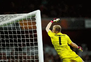 Ramsdale Sudah Mengudara, Apa Daya Tangan Tak Kena Bola Ramsdale Sudah Mengudara, Apa Daya Tangan Tak Kena Bola