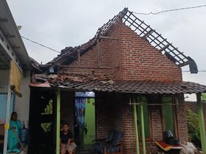 Angin Kencang Terjang Permukiman Warga Jombang, 10 Rumah dan Musala Rusak Angin Kencang Terjang Permukiman Warga Jombang, 10 Rumah dan Musala Rusak