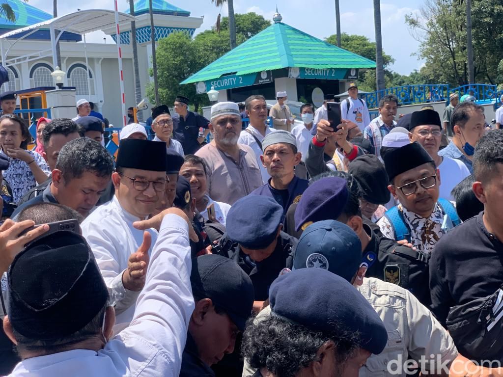 Anies ke Jemaah Masjid Al-Akbar: Surabaya Kota Keluarga Kami Berasal Anies ke Jemaah Masjid Al-Akbar: Surabaya Kota Keluarga Kami Berasal