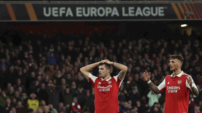 Arsenals Granit Xhaka, left, and Arsenals Ben White react during the Europa League round of 16, second leg, soccer match between Arsenal and Sporting CP at the Emirates stadium in London, Thursday, March 16, 2023. (AP Photo/Ian Walton)