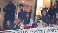 Kim ikut nonton pertandingan leg kedua 16 besar Liga Europa Arsenal vs Sporting CP. Foto: Offside via Getty Images/Charlotte Wilson/Offside