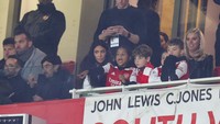 Kim Kardashian tak sendirian. Ia nonton bersama putranya, Saint West. Foto: Offside via Getty Images/Charlotte Wilson/Offside