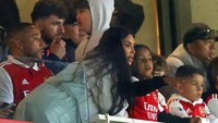 Tampaknya Saint West putra Kim nge-fans nih sama Arsenal. Foto: Getty Images/Marc Atkins