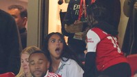 Kim Kardashian ikut jadi saksi Arsenal tersingkir dari Liga Europa usai kalah adu penalti. Padahal the Gunners lagi oke-okenya di Liga Inggris!  Foto: Getty Images/Marc Atkins