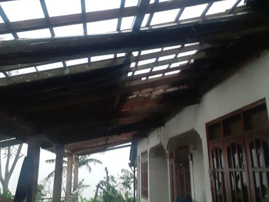 Disapu Angin Kencang, Atap Sejumlah Rumah di Tamansari Boyolali Rusak