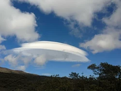 Awan Berbentuk UFO Muncul di Hawaii