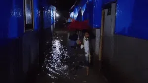 Banjir Rendam Tenda Pengungsian Korban Gempa Cianjur di 3 Kecamatan Banjir Rendam Tenda Pengungsian Korban Gempa Cianjur di 3 Kecamatan