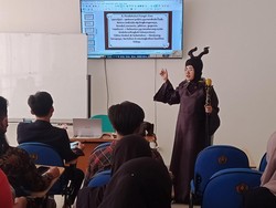 Unik! Dosen Unej Cosplay Saat Ngajar:  Agar Mahasiswa Tak Bosan