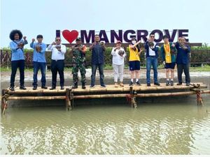 IKPP hingga Eka Hospital Tanam Mangrove di Ketapang Urban Aquaculture
