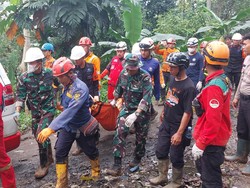 Nenek Yuli Peluk Cucu Usia 8 Bulan Ditemukan Tewas di Timbunan Longsor