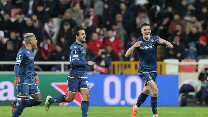 Soccer Football - Europa Conference League - Round of 16 - Second Leg - Sivasspor v Fiorentina - Yeni Sivas 4 Eylul Stadyumu, Sivas, Turkey - March 16, 2023 Fiorentinas Nikola Milenkovic celebrates scoring their second goal with Dodo and Luca Ranieri REUTERS/Umit Bektas