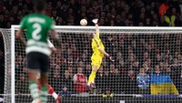 Kiper Arsenal Aaron Ramsdale sudah berusaha sekuat tenaga menjangkau bola. Foto: PA Images via Getty Images/John Walton - PA Images