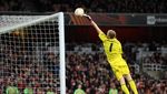 Ramsdale Sudah Mengudara, Apa Daya Tangan Tak Kena Bola