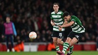 Ini aksi Pedro Goncalves saat mencetak gol cantik jarak jauh ke gawang Arsenal. Foto: Getty Images/Sebastian Frej/MB Media