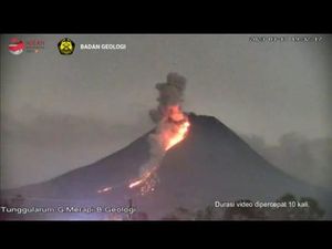 Gunung Merapi Muntahkan Awan Panas Malam Ini, Jarak Luncur 1,3 Km