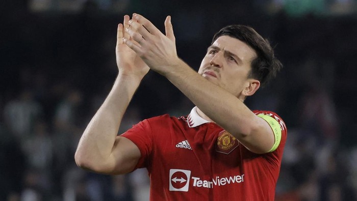 Soccer Football - Europa League - Round of 16 - Second Leg - Real Betis v Manchester United - Estadio Benito Villamarin, Seville, Spain - March 16, 2023  Manchester Uniteds Harry Maguire celebrates after the match REUTERS/Jon Nazca