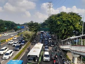Macet di Jalan Gatsu, Pemotor Nekat Terobos Jalur Transjakarta