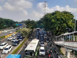 Macet di Jalan Gatsu, Pemotor Nekat Terobos Jalur Transjakarta