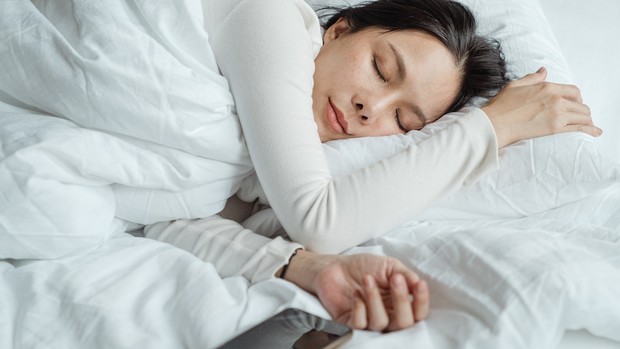 cara tetap semangat kerja saat bulan puasa yaitu memperbaiki pola tidur