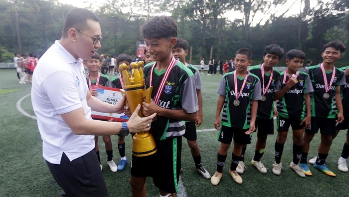 Jaring Talenta Muda Sepakbola Sejak Dini Ajang Mustika Cup 2023 digelar sebagai tournament sepakbola antarsekolah guna menjaring dan mencetak bibit talenta muda.
Para anak-anak sekolah usia muda ini saling berlomba-lomba memperebutkan gelar juara di bidang olahraga sepakbola.