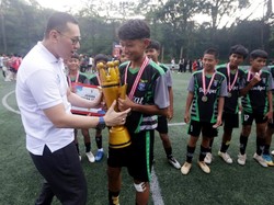 CEO PT. Mustika Eka Unggul (Mustika) Reza Eka Pahlevi menyerahkan tropi dan uang pembinaan kepada pemenang juara pertama Mustika Cup 2023 di Jakarta. 