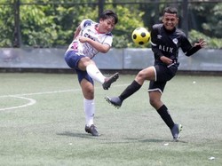Para anak-anak sekolah usia muda ini saling berlomba-lomba memperebutkan gelar juara di bidang olahraga sepakbola.
