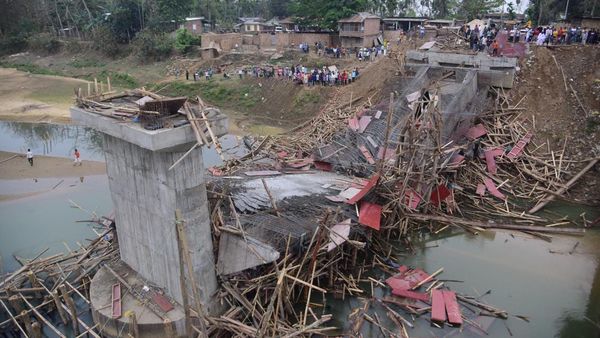 Penampakan Jembatan di India Runtuh, Padahal Baru Dibangun