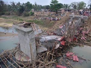 Penampakan Jembatan di India Runtuh, Padahal Baru Dibangun