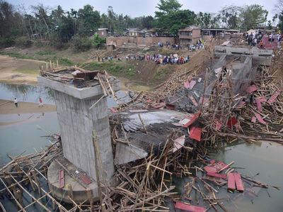Penampakan Jembatan di India Runtuh, Padahal Baru Dibangun