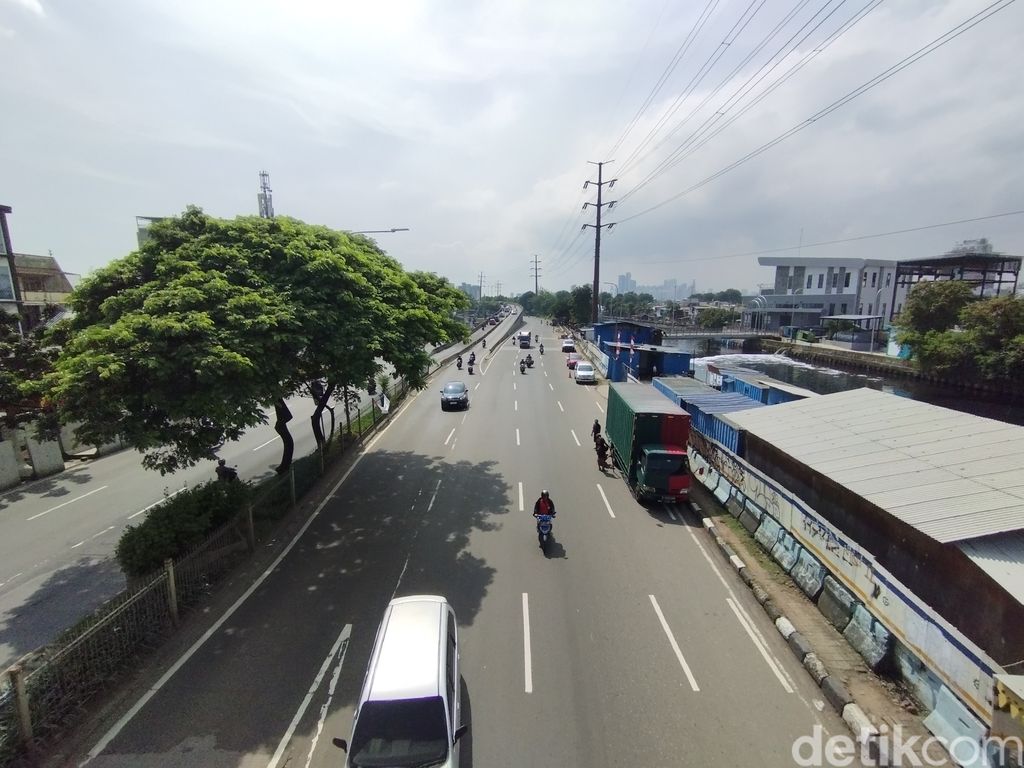 Jl Daan Mogot, Jakarta Barat, lalu lintas lancar, 17 Maret 2023. (Brigitta Belia Permata Sari/detikcom)