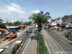 Lubang Besar Ditutup Besi, Lalin Jl Daan Mogot Lancar