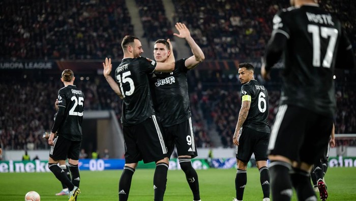 FREIBURG IM BREISGAU, GERMANY - MARCH 16: Dusan Vlahovic of Turin celebrates with Federico Gatti (L) of Turin after scoring his teams first goal during the UEFA Europa League round of 16 leg two match between Sport-Club Freiburg and Juventus at Europa-Park Stadion on March 16, 2023 in Freiburg im Breisgau, Germany. (Photo by Helge Prang - GES Sportfoto/Getty Images)