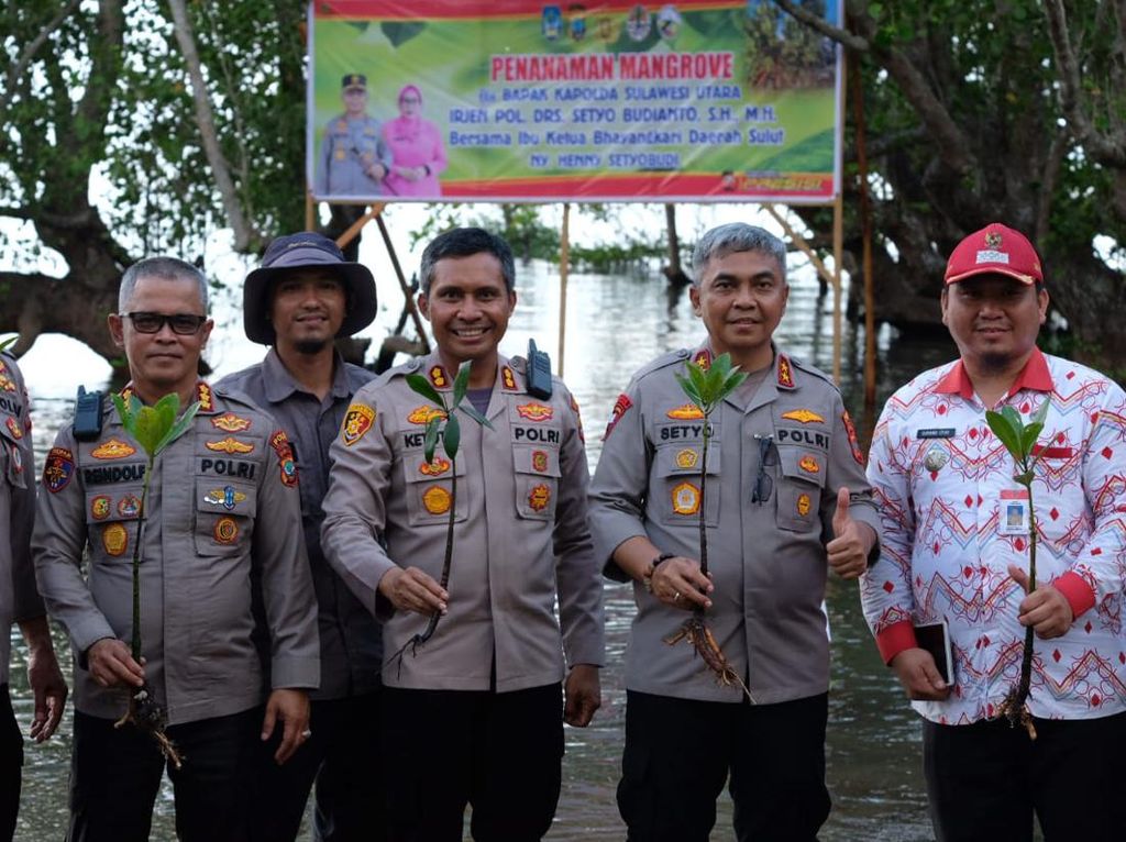 Kapolda Sulut Dorong Program Penghijauan Lingkungan Lewat Tanam Mangrove Kapolda Sulut Dorong Program Penghijauan Lingkungan Lewat Tanam Mangrove