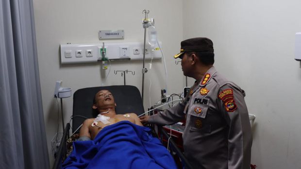 Kapolresta Bandar Lampung Kombes Ino Harianto membesuk korban perampokan di  Bank Artha Kedaton Makmur, Bandar Lampung.