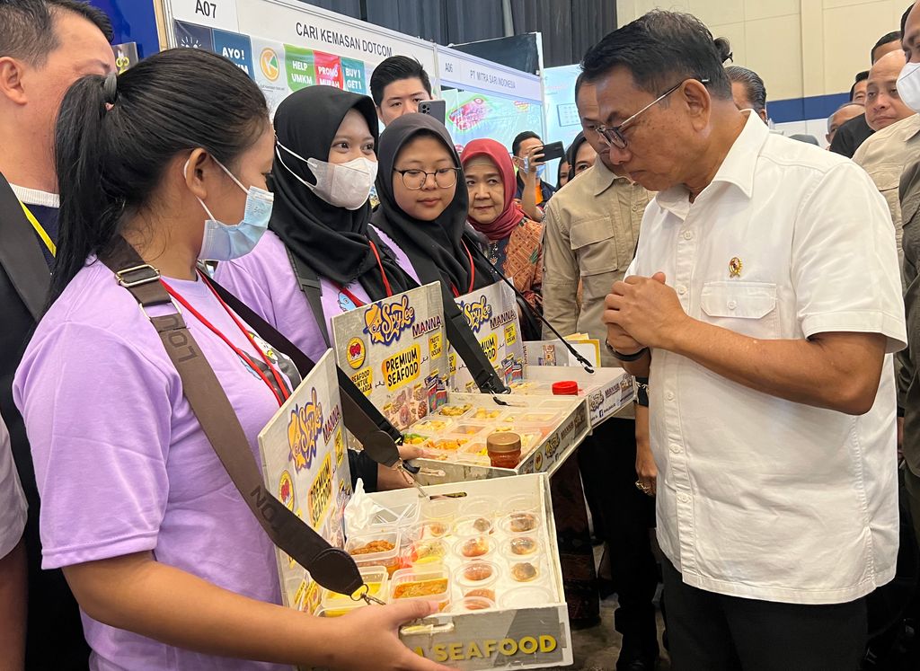 Kepala Staf Kepresidenan Indonesia Jendral TNI Purn Dr. H.Moeldoko SIP meninjau stan AllFood Indonesia.
