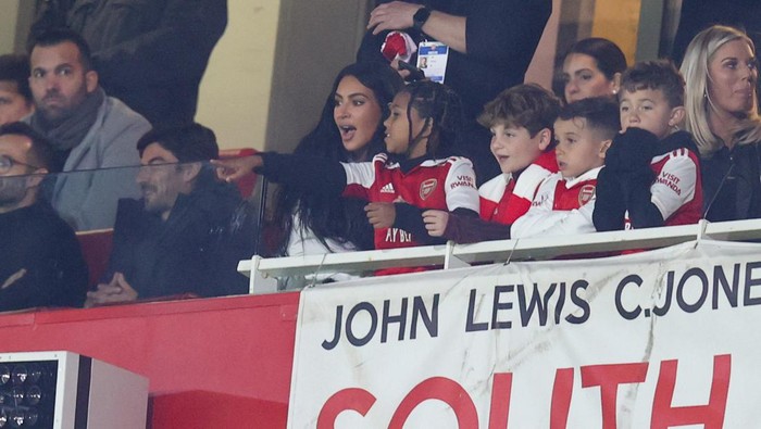 Kim Kardashian Nonton Liga Europa LONDON, ENGLAND - MARCH 16: Kim Kardashian watches the match from the stands during the UEFA Europa League round of 16 leg two match between Arsenal FC and Sporting CP at Emirates Stadium on March 16, 2023 in London, United Kingdom. (Photo by Charlotte Wilson/Offside/Offside via Getty Images)